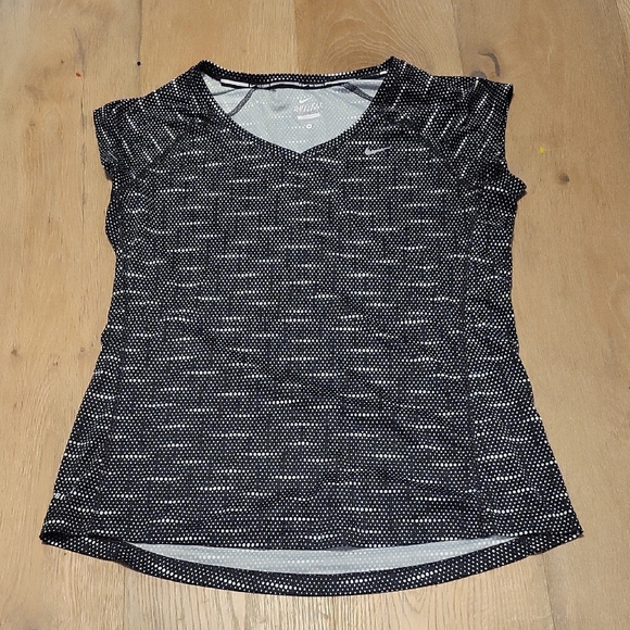 Nike Dri Fit Black And White Size Medium Top Athletic - Picture 1 of 6